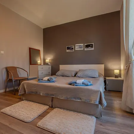 в 12 и 5 * Dolna Banya